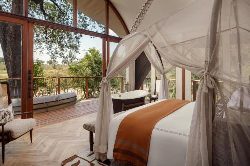 Ένα ή περισσότερα κρεβάτια σε δωμάτιο στο The Ritz-Carlton, Masai Mara Safari Camp