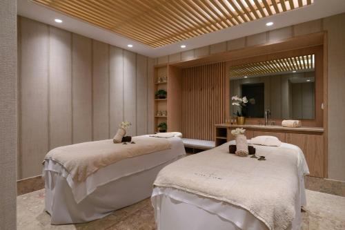 two massage beds in a room with a mirror at Praia D'El Rey Marriott Golf & Beach Resort in Casal da Lagoa Seca