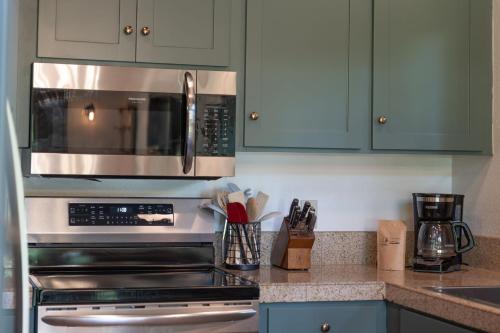 a kitchen with a stove and a microwave at Metolius Cabin 5 in Camp Sherman