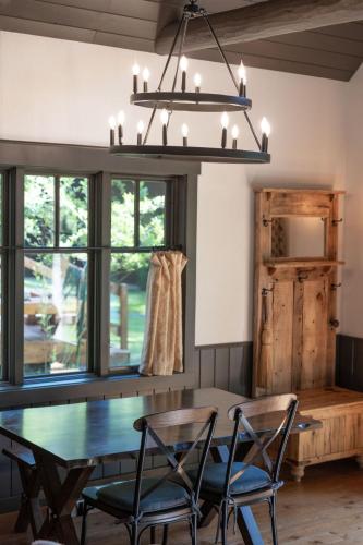 a dining room with a table and chairs and a chandelier at Metolius Cabin 5 in Camp Sherman
