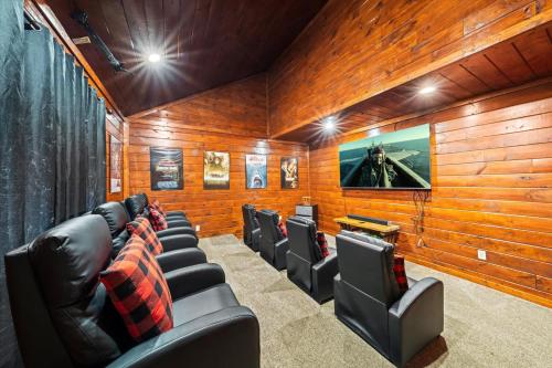 Μια τηλεόραση ή/και κέντρο ψυχαγωγίας στο Spacious 6BR w Pool Theater & Hot Tub