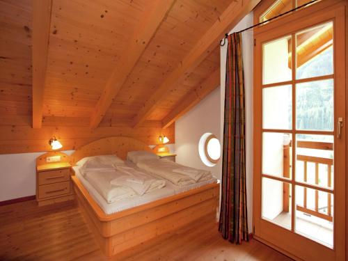 Postel nebo postele na pokoji v ubytování Chalet in Königsleiten near Ski Bus & Pool