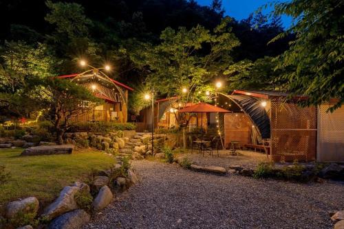 Κήπος έξω από το Gapyeong T N Pastel Glamping Caravan