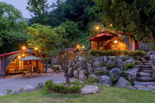Κήπος έξω από το Gapyeong T N Pastel Glamping Caravan