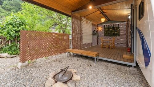 Αίθριο ή υπαίθριος χώρος στο Gapyeong T N Pastel Glamping Caravan