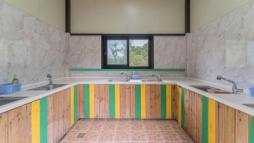 Η κουζίνα ή μικρή κουζίνα στο Gapyeong T N Pastel Glamping Caravan