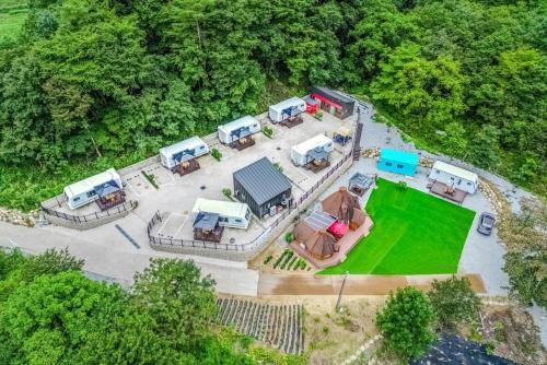 Una vista aérea de un grupo de autocaravanas estacionadas en Gangneung Demuir Caravan, en Samgyo-ri