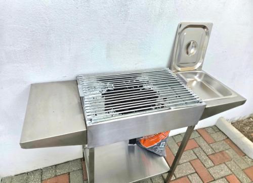a barbecue grill sitting next to a wall at Casa Amplia, Piscina privada, Vía Samborondón, parrilla in Amalia