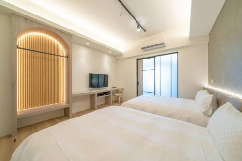 Una cama o camas en una habitación de Tnap 知築包棟ktv電梯民宿 全新落成 8-36人