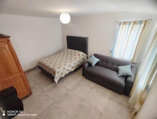 salon z kanapą i krzesłem w obiekcie Casa independiente w mieście Cochabamba