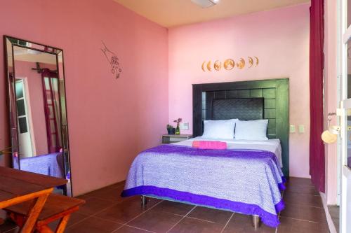 Posada del Centro Mazunte Rinconcitoにあるベッド