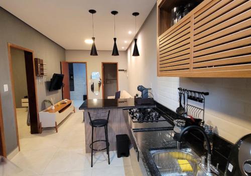 Η κουζίνα ή μικρή κουζίνα στο Apartamento aconchegante em Mariana
