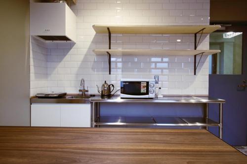 una cocina con fregadero y microondas en una encimera en Good Diner Inn Copain, en Tokio