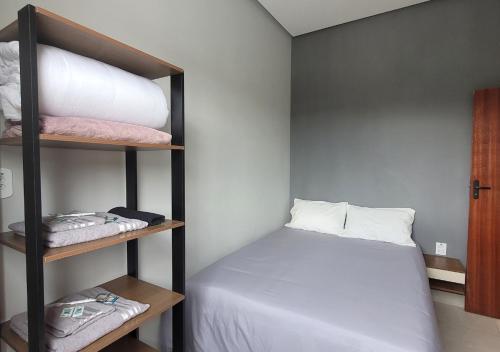 Ένα ή περισσότερα κρεβάτια σε δωμάτιο στο Apartamento aconchegante em Mariana