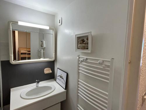 Koupelna v ubytování Studio cosy pour 5 personnes au pied des pistes à Super Besse - FR-1-814-3