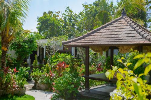 Taman di luar Muaya Villa
