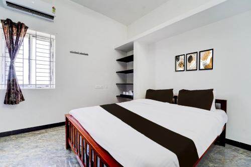 コインバトールにあるSuper Hotel O Neelambur Near PSG ITechのベッドと窓のある白い寝室