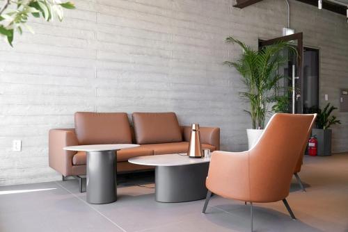 ein Wohnzimmer mit einer Couch und zwei Tischen in der Unterkunft The Moor Pool Villa in Millak-tong