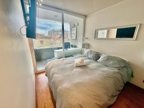 サンティアゴにあるModerno depto a pasos de Stadio Italianoの窓のある小さな部屋のベッド