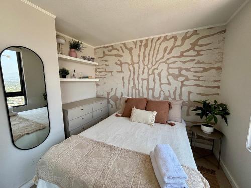 Letto o letti in una camera di Depto Estudio frente a Mall Plaza Egaña
