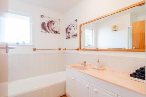 Ένα μπάνιο στο 3 Bedroom House Rotorua Fully Fenced & Secure