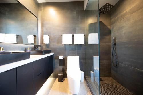 un baño con ducha y lavabo en The Box by Fieldtrip - Architectural Villa w Pool Spa, en Joshua Tree