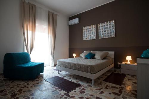 アニョーネ・バーニにあるVilla del Soleのベッドルーム1室(ベッド1台、椅子、窓付)