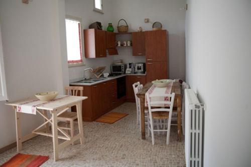 een keuken met een tafel en stoelen in een kamer bij B&B Casa Probo in Tricase