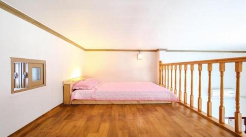 InjeにあるInje Good Morning Pensionのベッドルーム1室(ピンクベッド1台付)