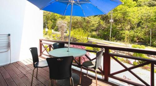 InjeにあるInje Good Morning Pensionのバルコニー(パラソル付)