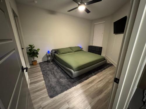 ein Schlafzimmer mit einem Bett und einem Deckenventilator in der Unterkunft Zen Clone Lab in Frisco