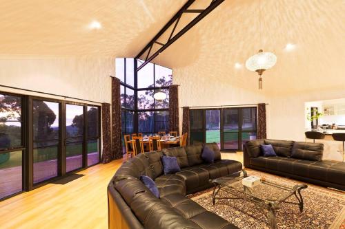 Ruang duduk di Chynoweth - Scenic Views and Secluded Luxury