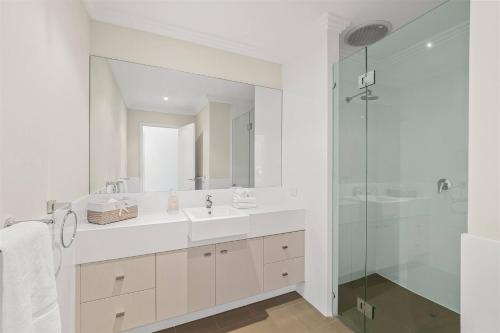 ein weißes Badezimmer mit Waschbecken und Dusche in der Unterkunft Casa Indigo - Modern Bushland Retreat by the Sea in Dunsborough