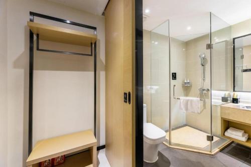 City Comfort Inn Chengdu Wenjiang Zhujiang Square Guanghua Park Metro Station في تشنغدو: حمام مع دش ومرحاض ومغسلة