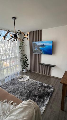 a living room with a couch and a tv at Apartamento cerca de Embajada Americana en Quito in Quito