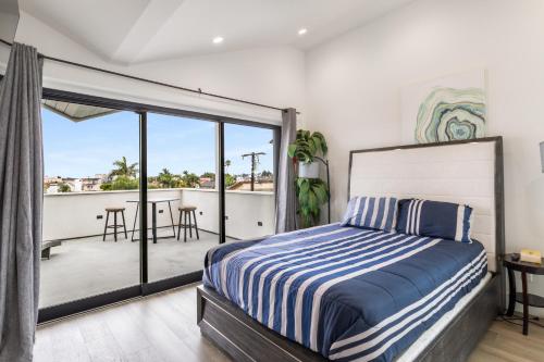Ένα ή περισσότερα κρεβάτια σε δωμάτιο στο #Marbella Lane - Luxi 4BR Haven with Skyscape Views