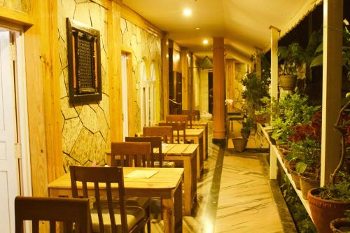 En restaurant eller et spisested på Hotel Himalayan Inn