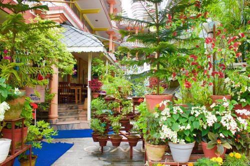 Ein Garten an der Unterkunft Hotel Himalayan Inn