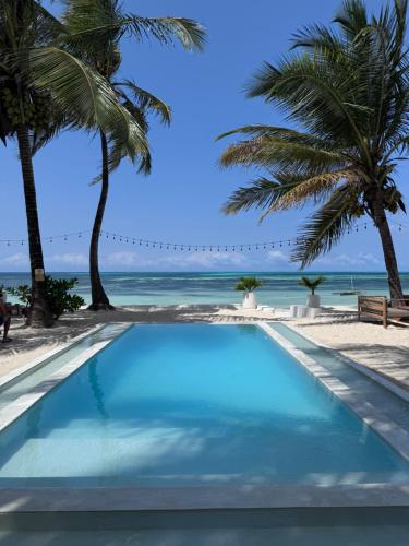 Bazén v ubytování Mango Beach House nebo v jeho okolí
