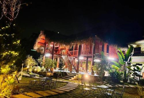 Gió Núi Homestaysにある庭