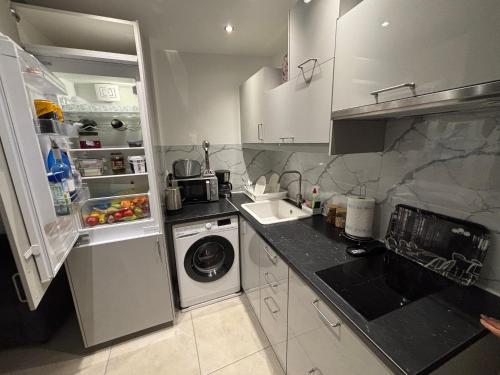 Kuchyň nebo kuchyňský kout v ubytování FARON APPARTEMENT kalamata