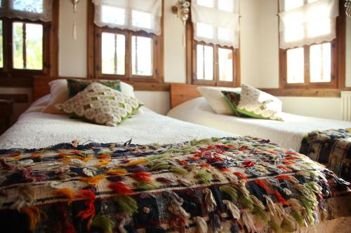 Postel nebo postele na pokoji v ubytování Dadibra Konak Hotel