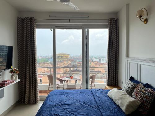 - une chambre avec un lit et une vue sur la ville dans l'établissement Bhakti Vanam, à Vrindavan