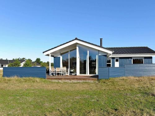 a house on the beach with a blue at Luxury Retreat near Beach - By Traum Ferienwohnungen in Fanø