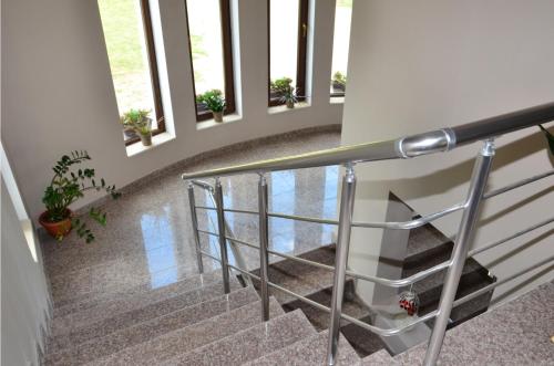 una scala con corrimano in metallo e gradini con finestre di Guesthouse Green Fields a Garmen