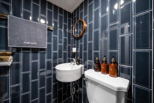 Ένα μπάνιο στο SULLA STAY