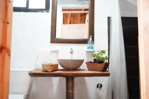 une salle de bain avec un lavabo et un miroir dans l'établissement Eco Finca El Guadual - casa completa, à Manizales