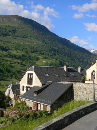 un groupe de maisons du côté d'une montagne dans l'établissement L'Arcouli, à Sers