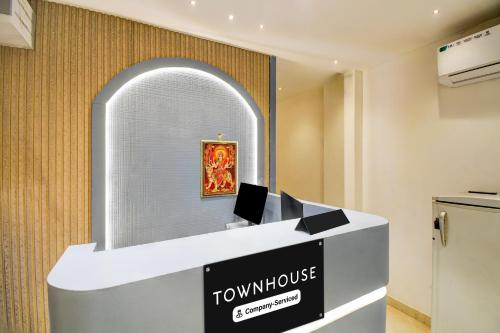 a showroom with a counter with a tv on it at Super Townhouse Bairhana Road Prayagraj in Colonelganj