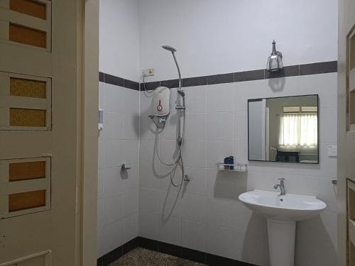 Bilik mandi di Ulu Rhu Villa